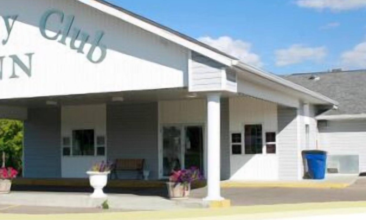 Lacombe Hotel | Country Club Inn