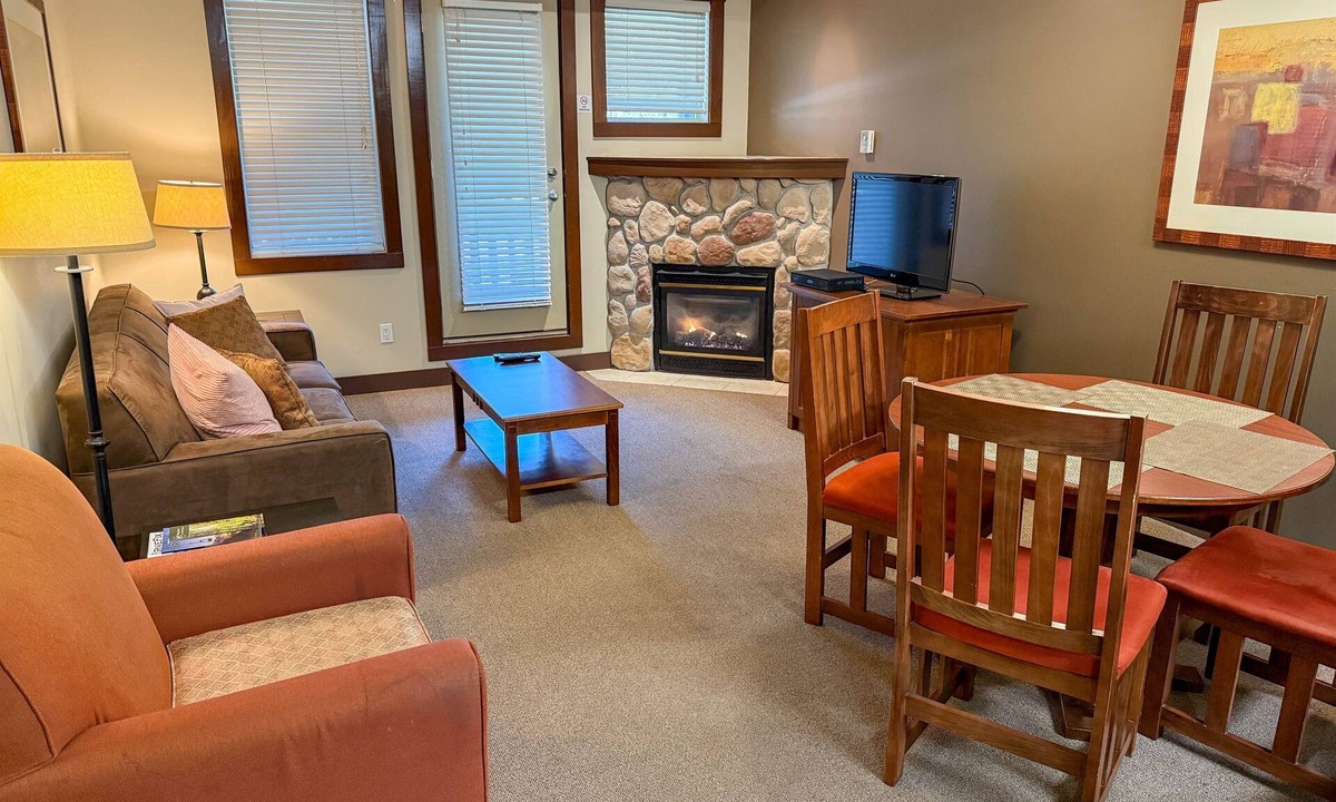 East Kootenay Condo | Cozy 1 Bedroom | Swimming Pool & A/C
