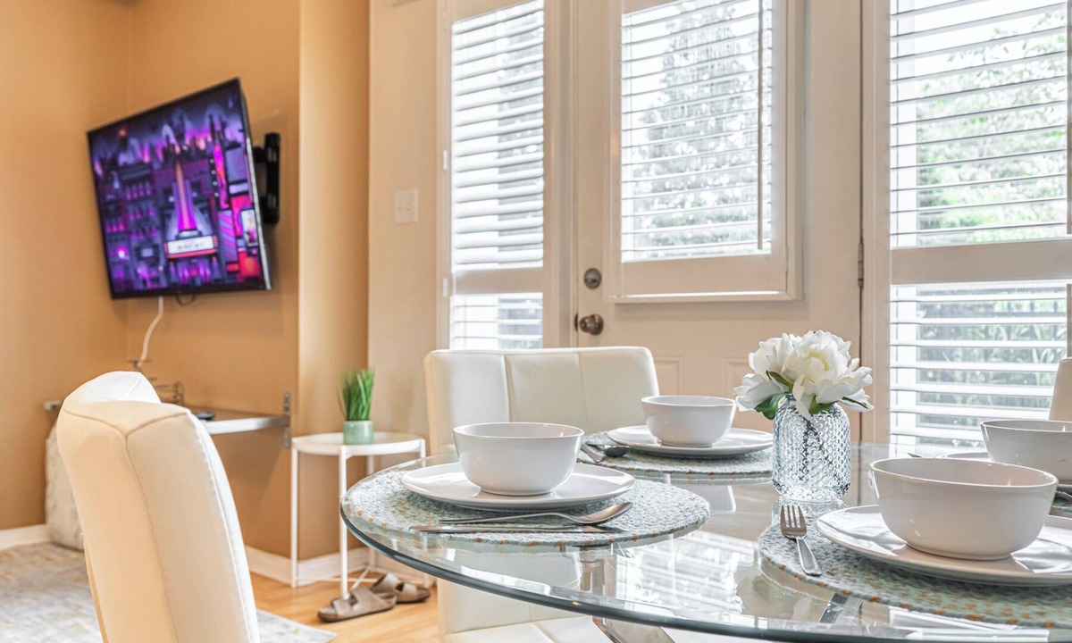 Churchill Meadows Condo | Cozy 1 Bedroom Townhouse