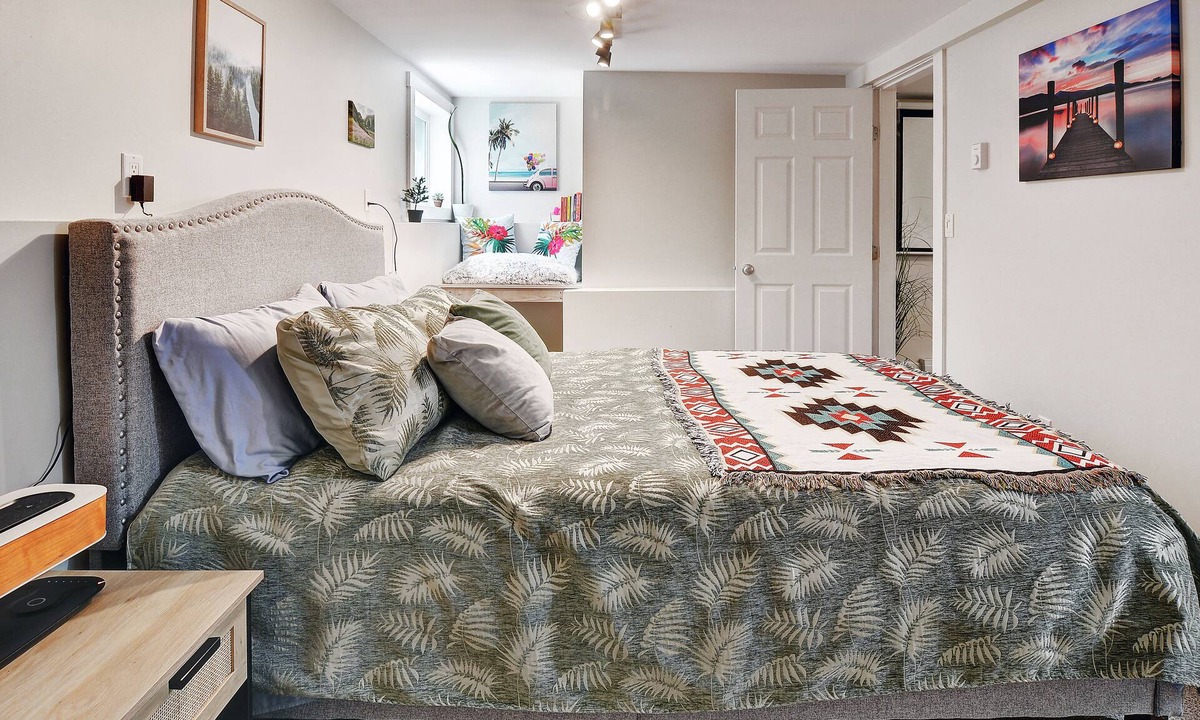 Ladysmith House | Cozy 1-BR suite with ocean views, full kitchen, projector, and garden