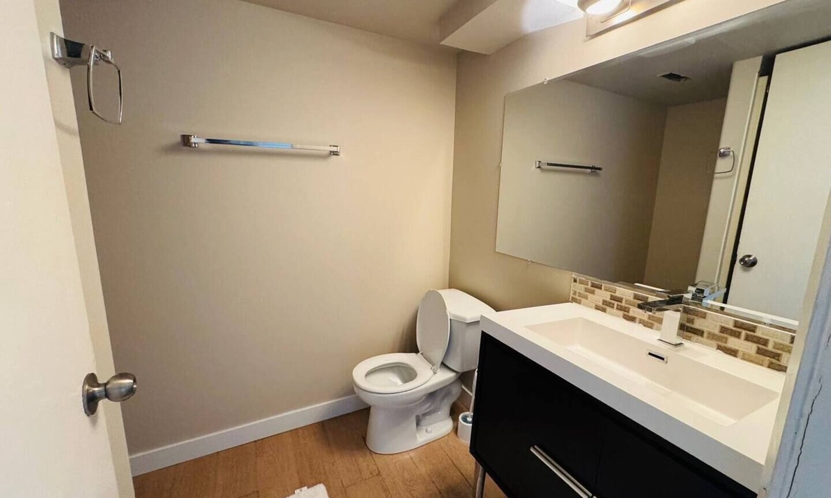 Forest Lawn House | 🏡 Cozy 2-Bedroom Basement Suite | Near Downtown Calgary | Free Parking