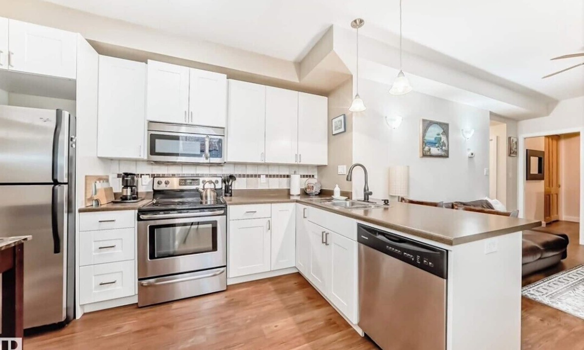 St. Albert House | Cozy 2 Bedroom Suite - Walk to Downtown St. Albert