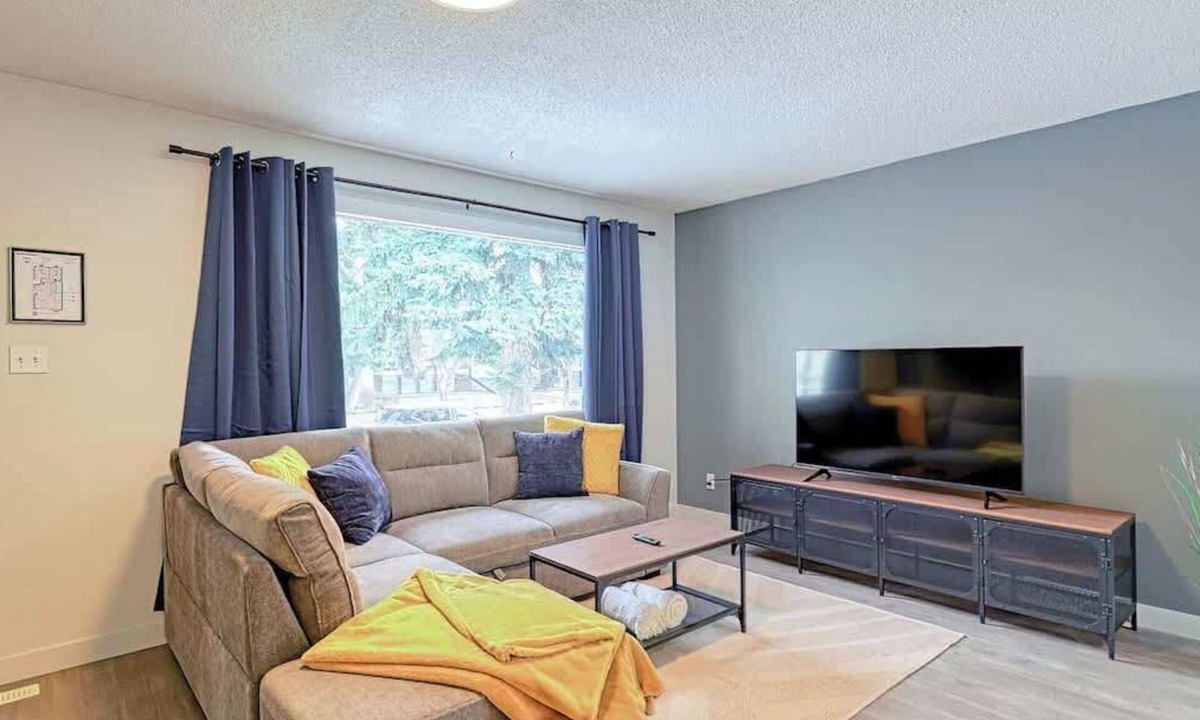 Rosscarrock House | Cozy 2 Bedroom Suite Near Ctrain Mall and Downtown