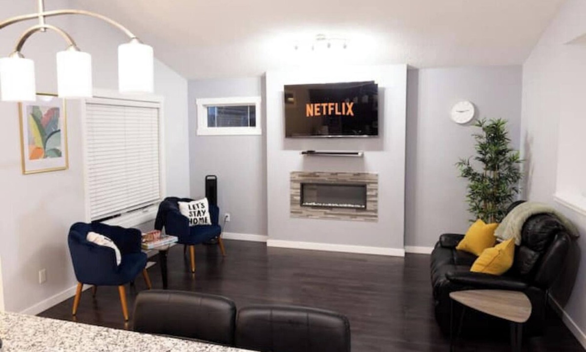 Southwest Edmonton Apartment | Cozy 2 BR-1KingBED+1 Queen-YEG Airport