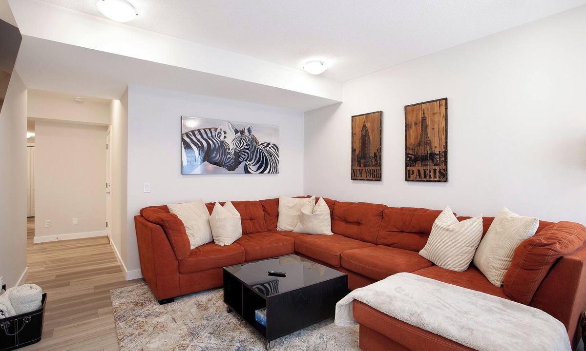 Evanston House | Cozy 2BR Suite | Sleeps 6 | Pullout Couch