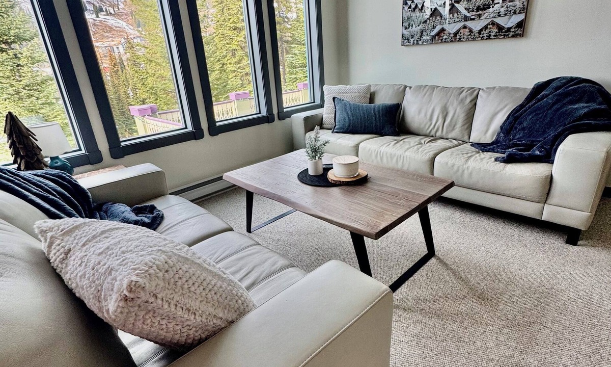 Silver Star Mountain Ski Chalet | Cozy 3 Bedroom ski chalet with private hot tub- Sleeps 9