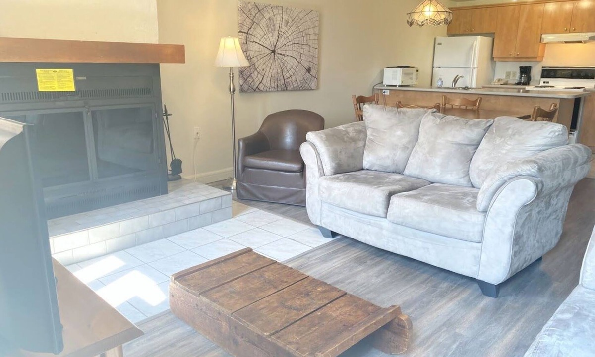 Saint Ferreol les Neiges House | Cozy 3 bedroom condo with AC next to Mont-Sainte-Anne
