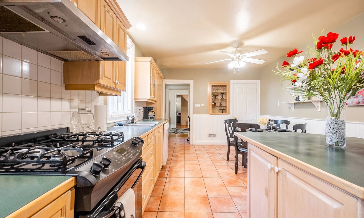 Little Italy Hotel | Cozy 5 Bedroom House in Downtown Toronto