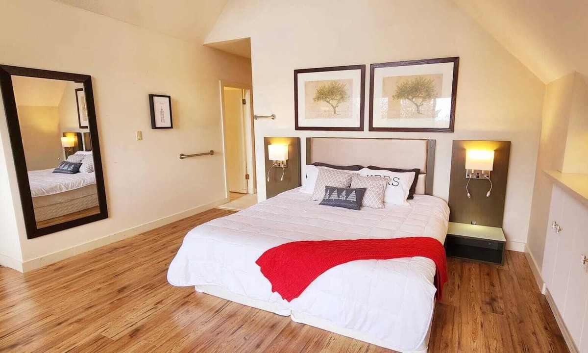Kerrisdale House | Cozy 5 beds/4 bathrooms perfect for families or friends