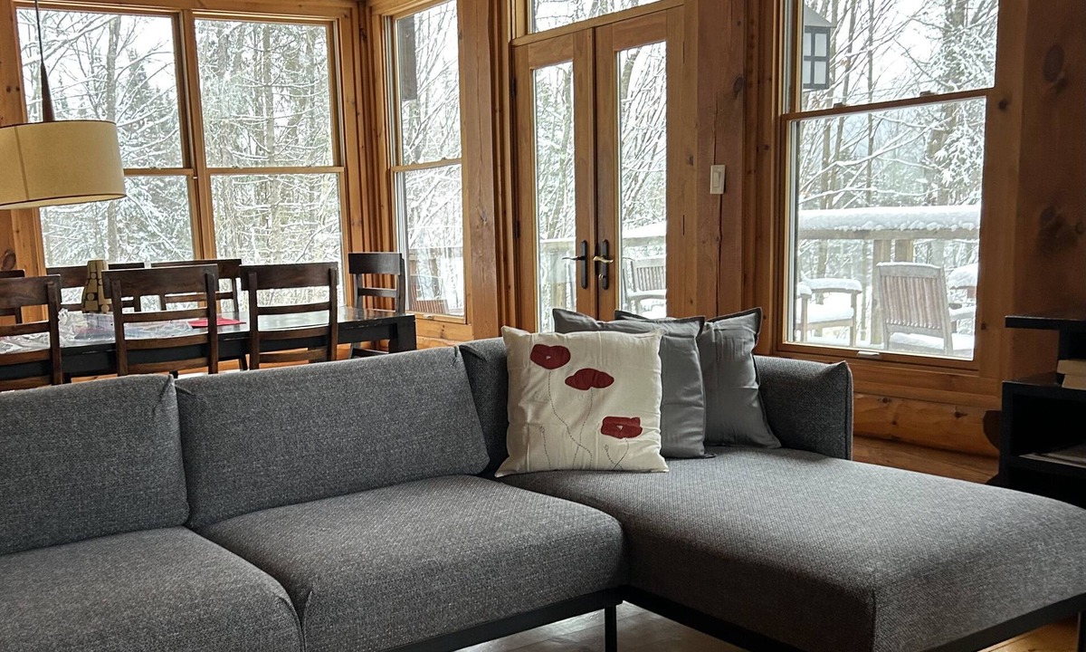 Lac Superieur Village Cabin | Cozy 8 person Log Cabin in Mont Tremblant w/hot tub and indoor fireplace
