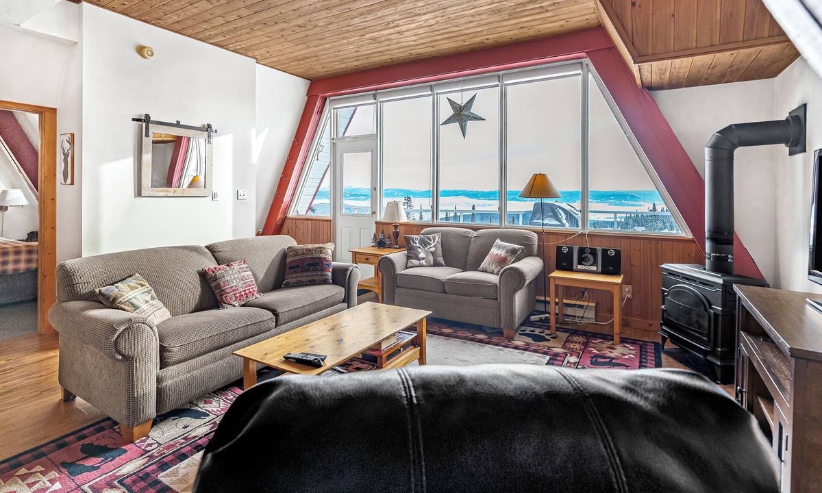 Silver Star Mountain Hotel | Cozy A-Frame Mountain Suite w/Fireplace