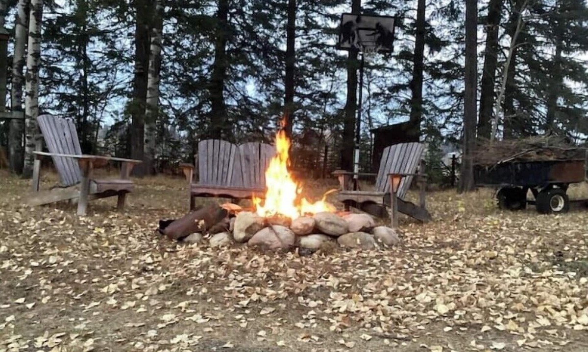Caroline Cabin | Cozy country log cabin Art/Spa Getaway