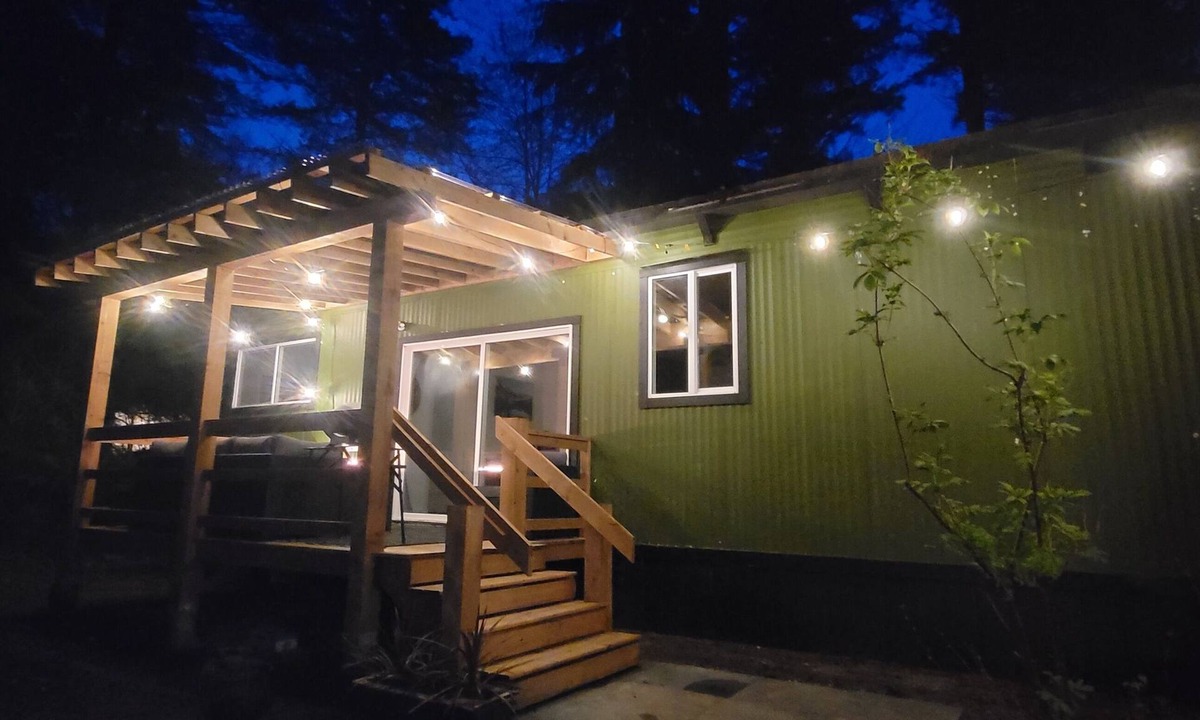 Woodfibre House | Cozy Cabin | Fire Table, Spa Tub, Near Squamish