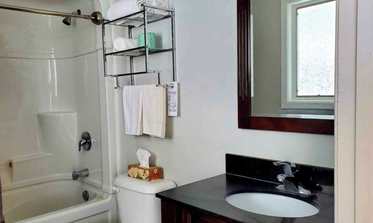 Colpoys Bay Apartment | Cozy Comfort Double Room 05– Peninsula Motel, Minutes from Wiarton Waterfront