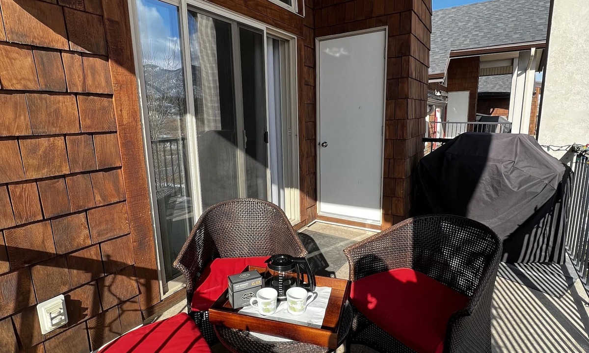 Invermere Condo | Cozy Condo & Invermere BC & Mountains & Lake view &Pool open in May& Hottub & AC