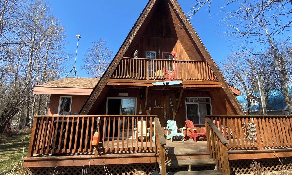 Parkland Beach Ski Chalet | Cozy Family Cabin