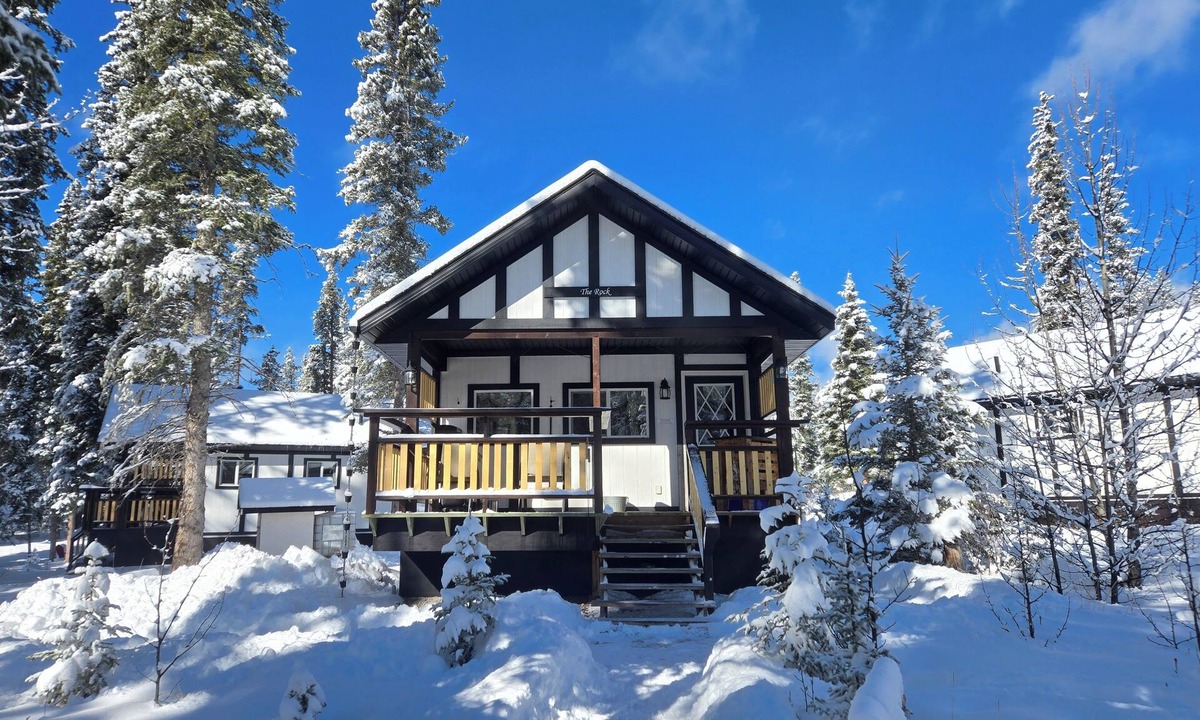 Nordegg Cabin | Cozy Fireside Cottage - The Rock
