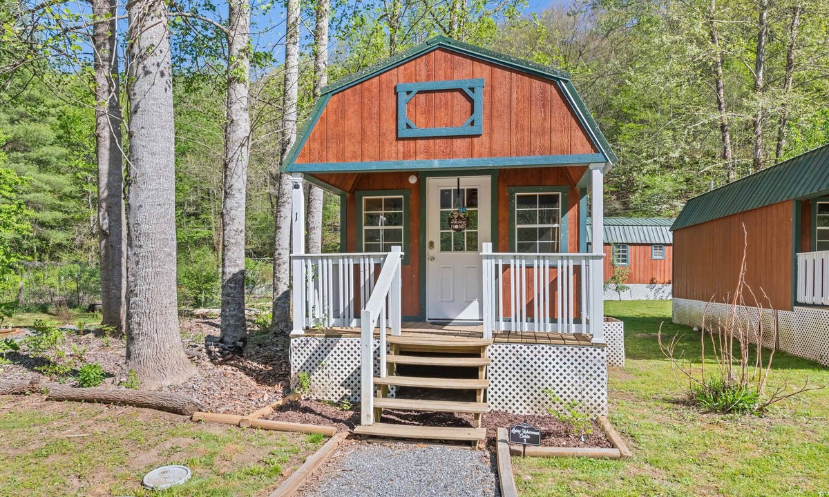 Cullowhee House | Cozy Forest Tiny Cabin | Family Traditions Farm