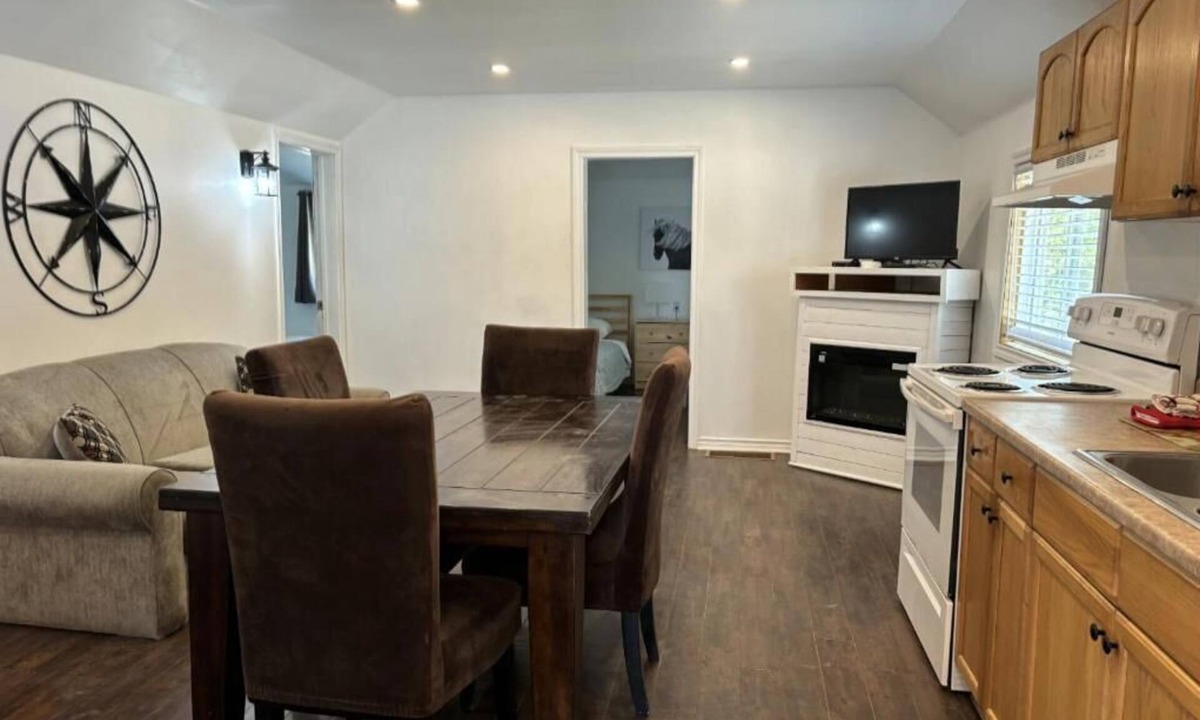 Wasaga Beach Ski Chalet | Cozy Four-Bedroom Cottage - 25 min to Blue Mountain, 3 min Walk to Beach