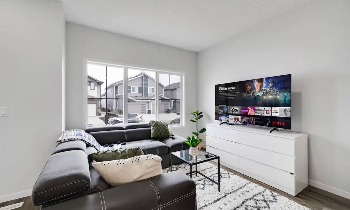 Southeast Edmonton House | *Cozy Getaway* 4 Beds| Close to Airport