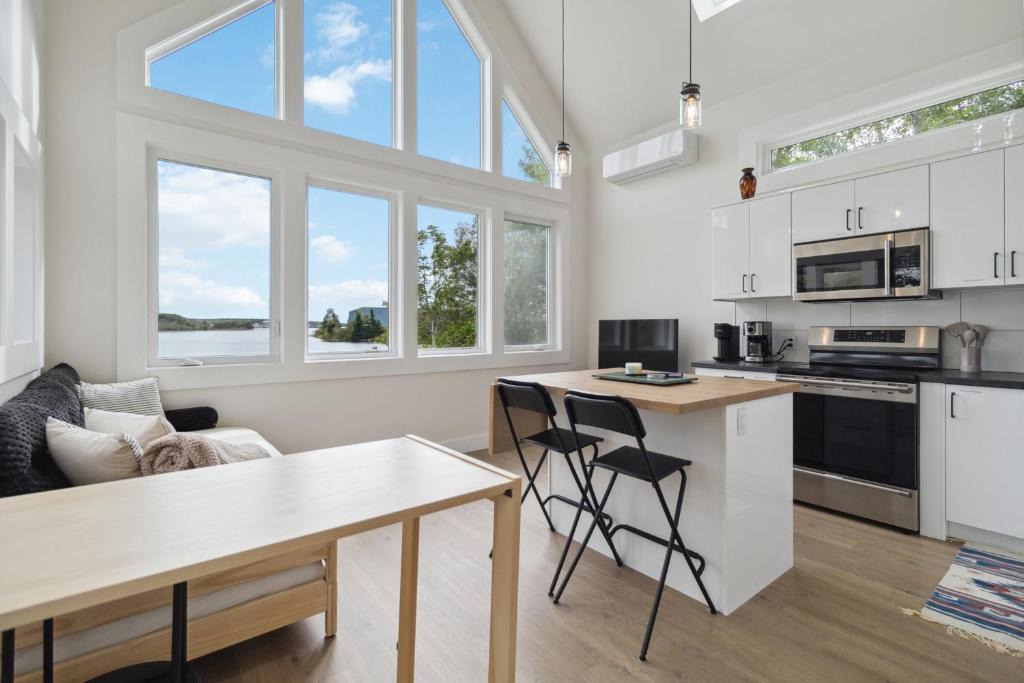 Shelburne House | Cozy Harbour View Loft at Bells Cove