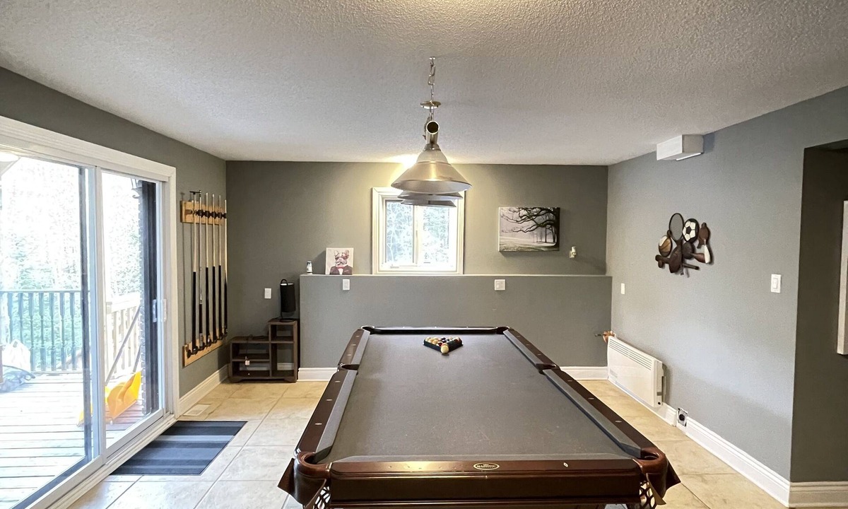 Val-des-Monts Ski Chalet | Cozy lac cottage w/hot tub and private beach!