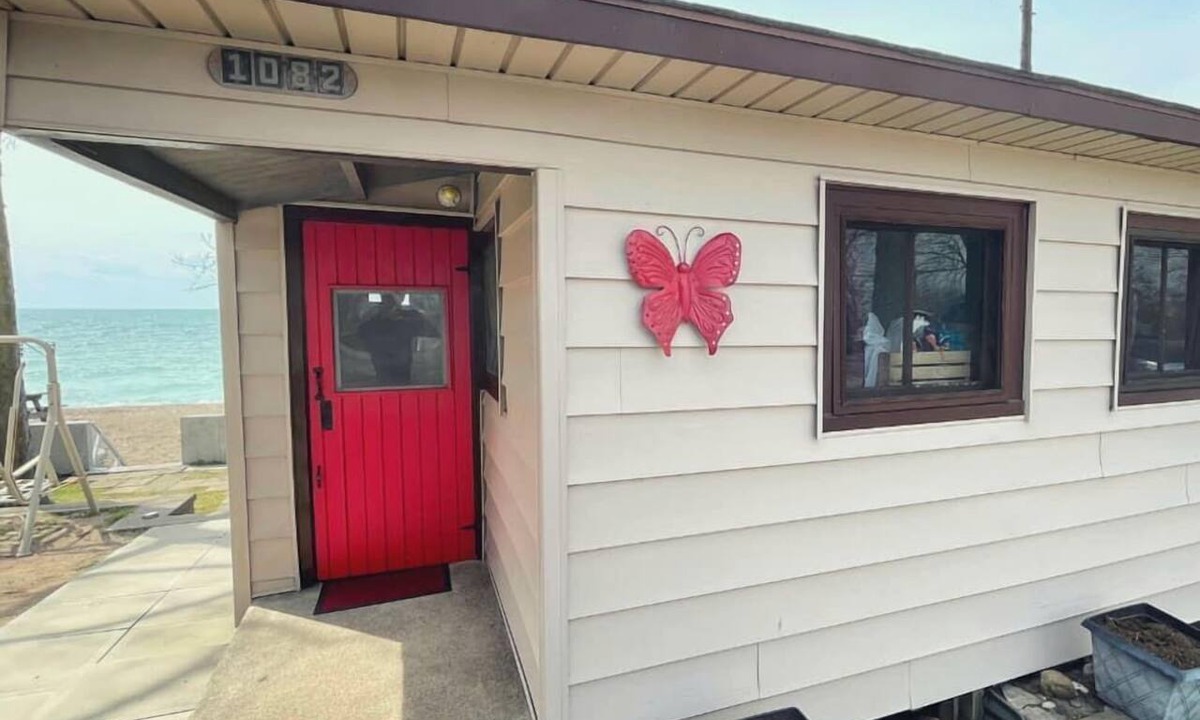 Leamington Cabin | Cozy Lake Tiny House Incredible to Create New Memories in Ontario