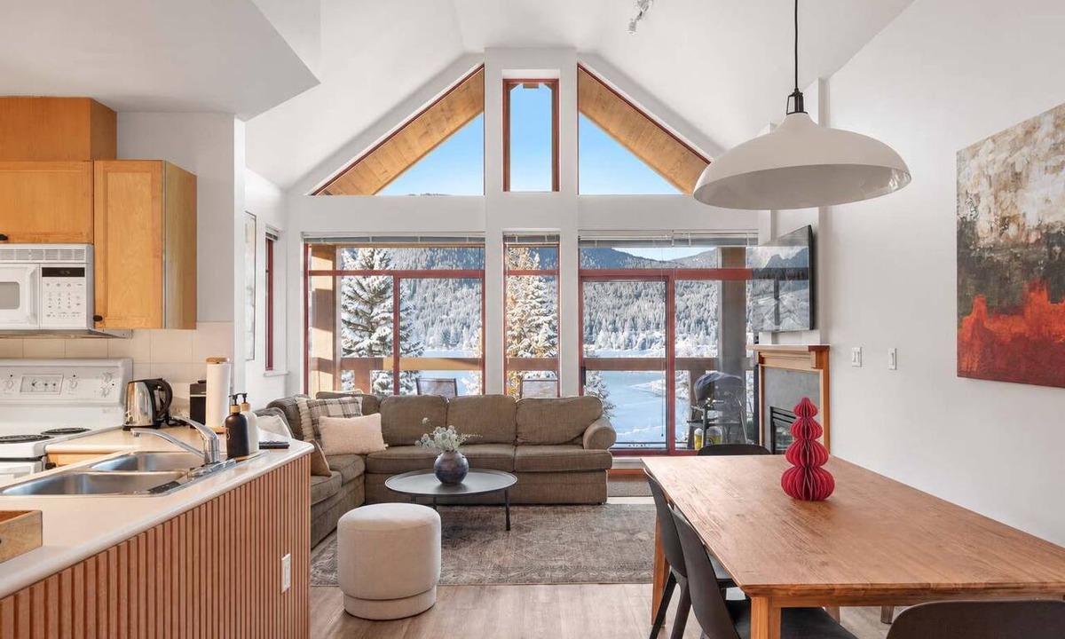 Nicklaus North Apartment | Cozy Lakefront Whistler Condo | Mountain/Lake View