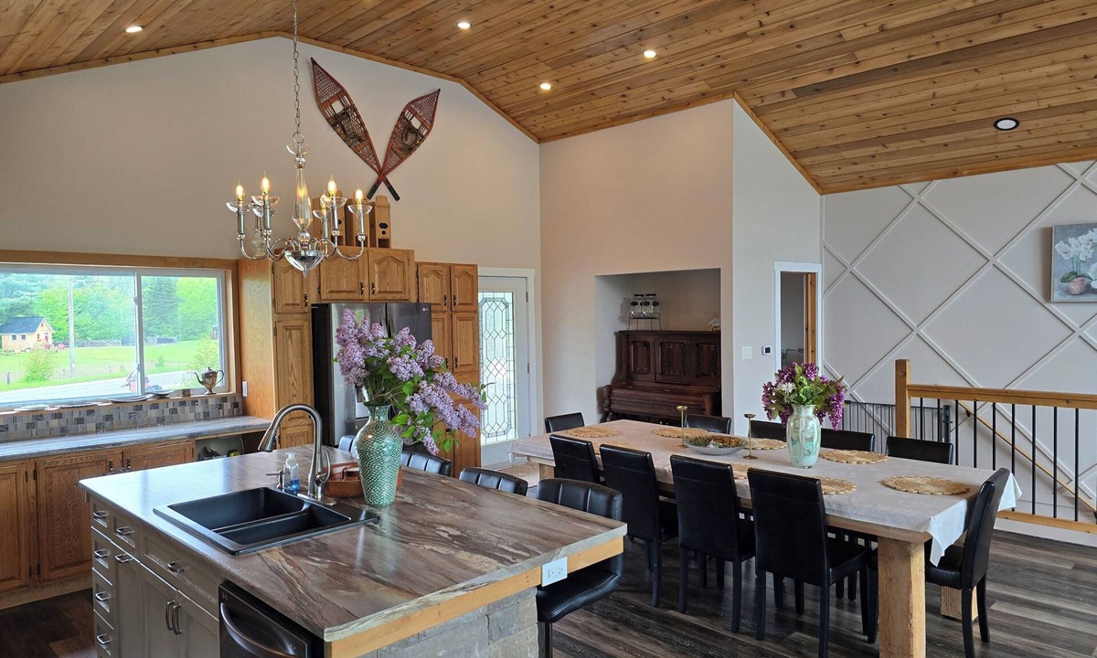 Weslemkoon Cottage | COZY LAKESIDE FALL COTTAGE
