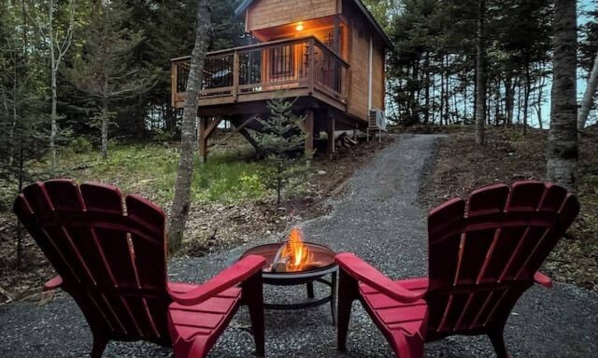 East Hants Cabin | Cozy Loft Bunkie | Sleeps 4 | BBQ + Fire Pit