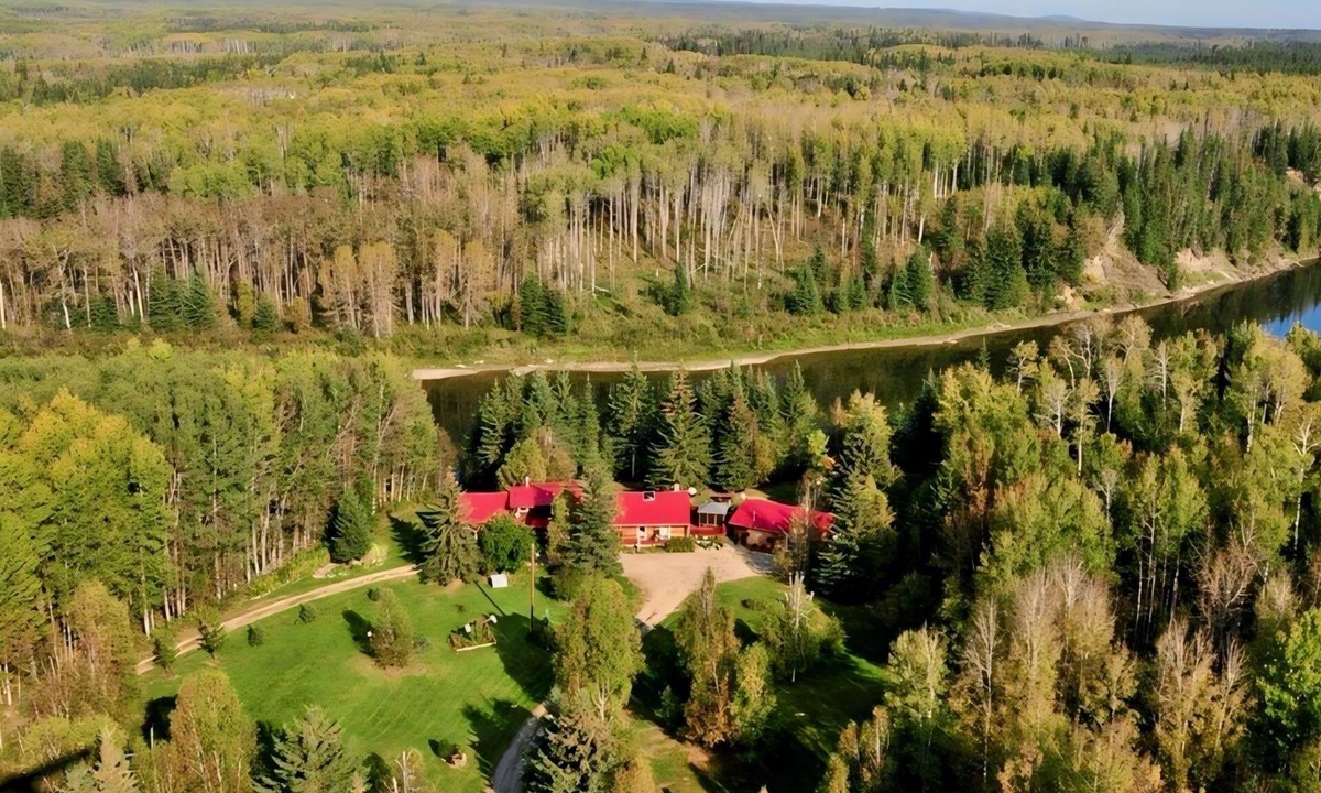 Whitecourt Cabin | Cozy Log Guesthouse with River Views