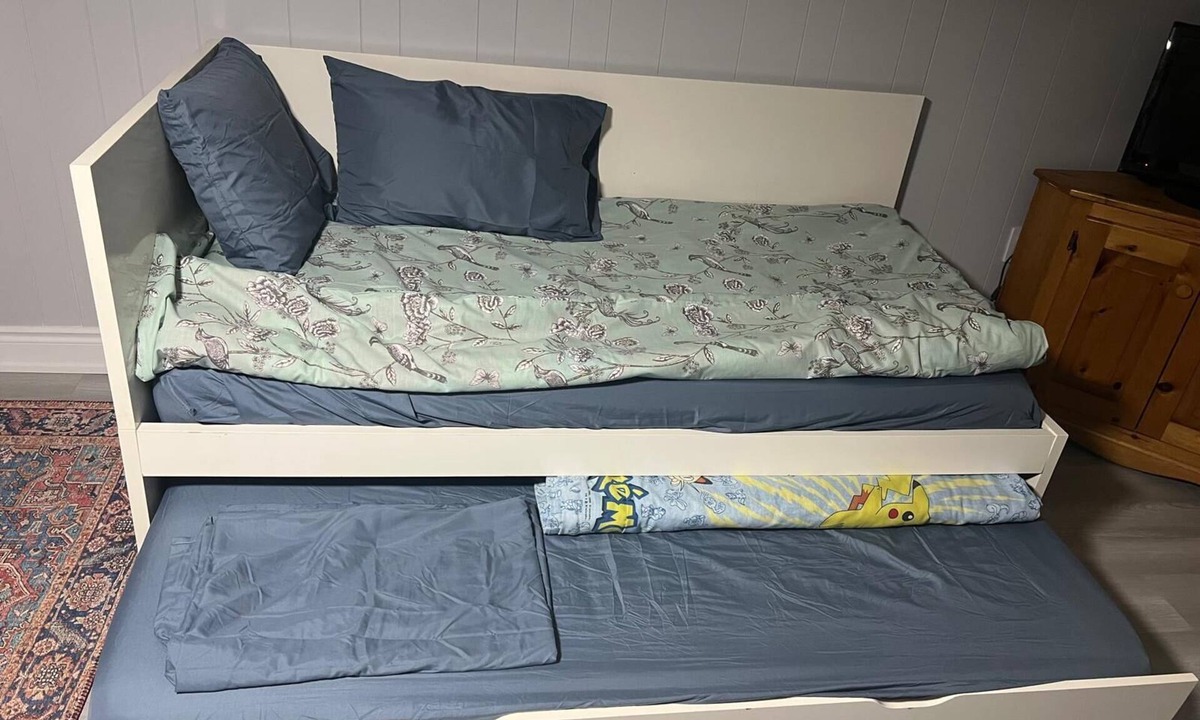 The Danforth Apartment | Cozy Modern Basement Suite | Quiet & Comfortable Stay