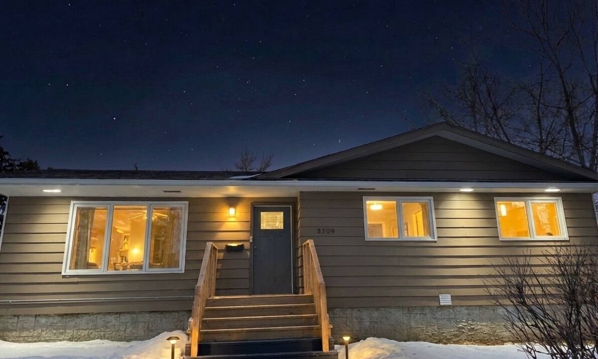 Camrose House | Cozy Modern Farmhouse, Steps from Mirror Lake!
