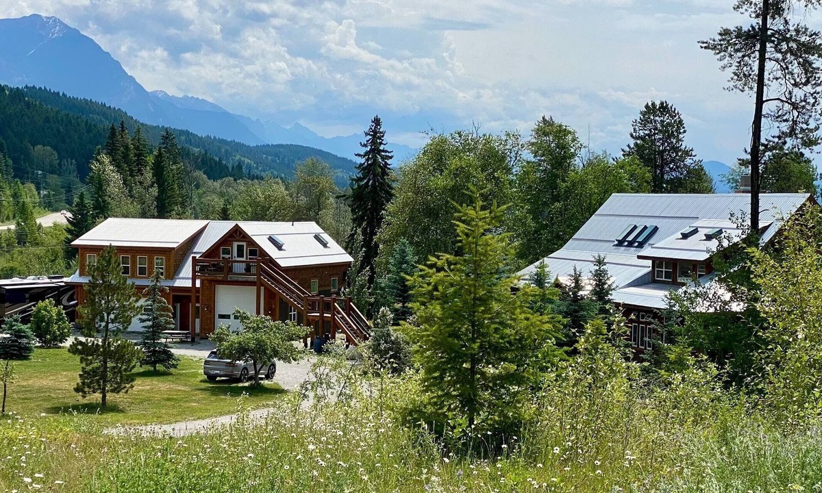 Golden House | Cozy Mountain Nest