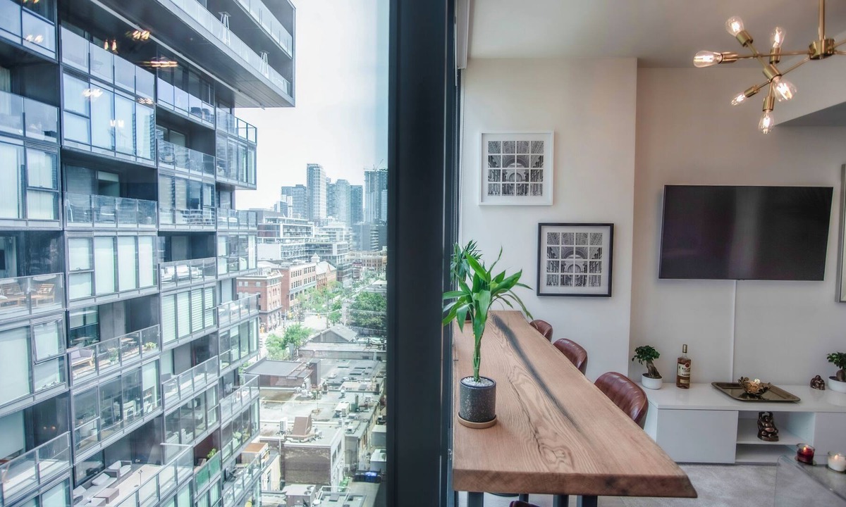 Wellington Place Apartment | Cozy Nest Designer Apartment With Core Downtown Location King x Bathurst Lavelle