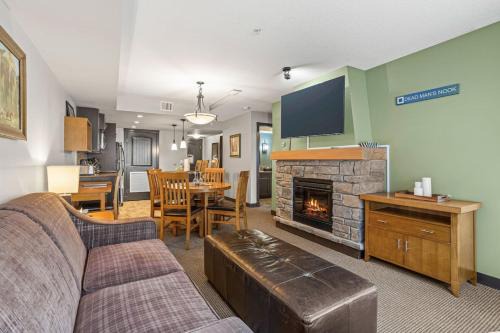 Copperstone Resort House | Cozy Oasis 2BR with Hot Tub and Gym 10 Mins to DT