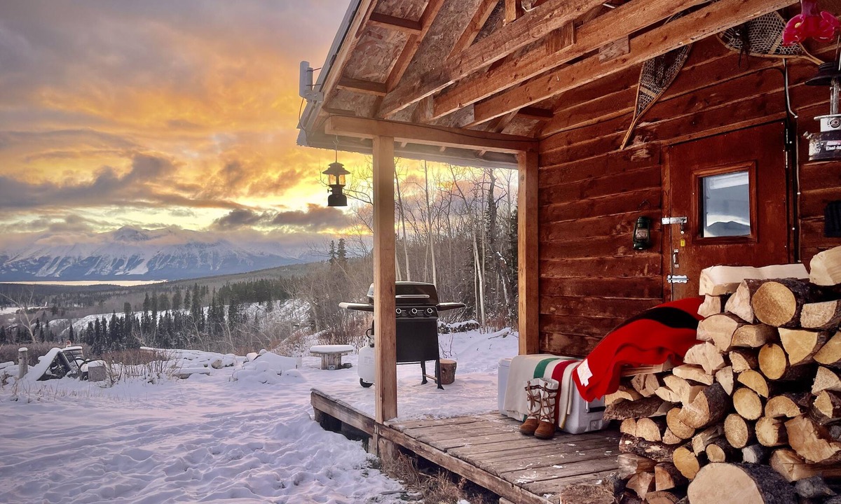 Atlin Cabin | Cozy off the grid cabin with stunning view