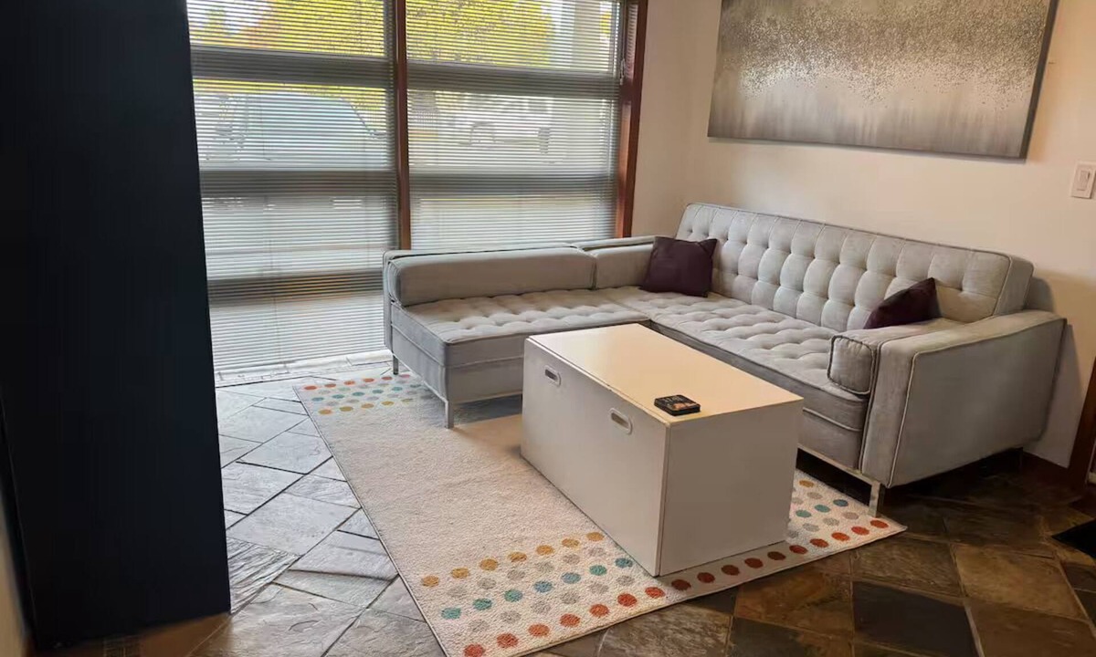 Ladner Apartment | Cozy One-Bedroom Guest Unit in Ladner. King-size
