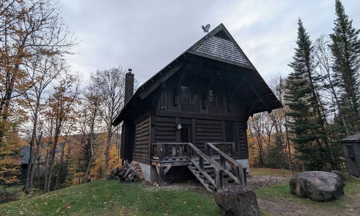 Lac Superieur Village Ski Chalet | Cozy Pet-Friendly Chalet Noellie in Cote Nord Tremblant with spa, deck, ski