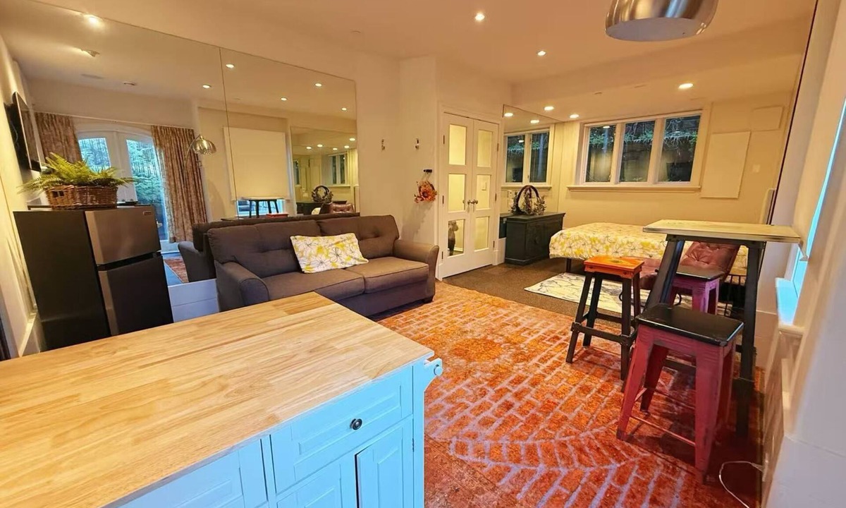 West Point Grey House | Cozy Private Beach House Suite