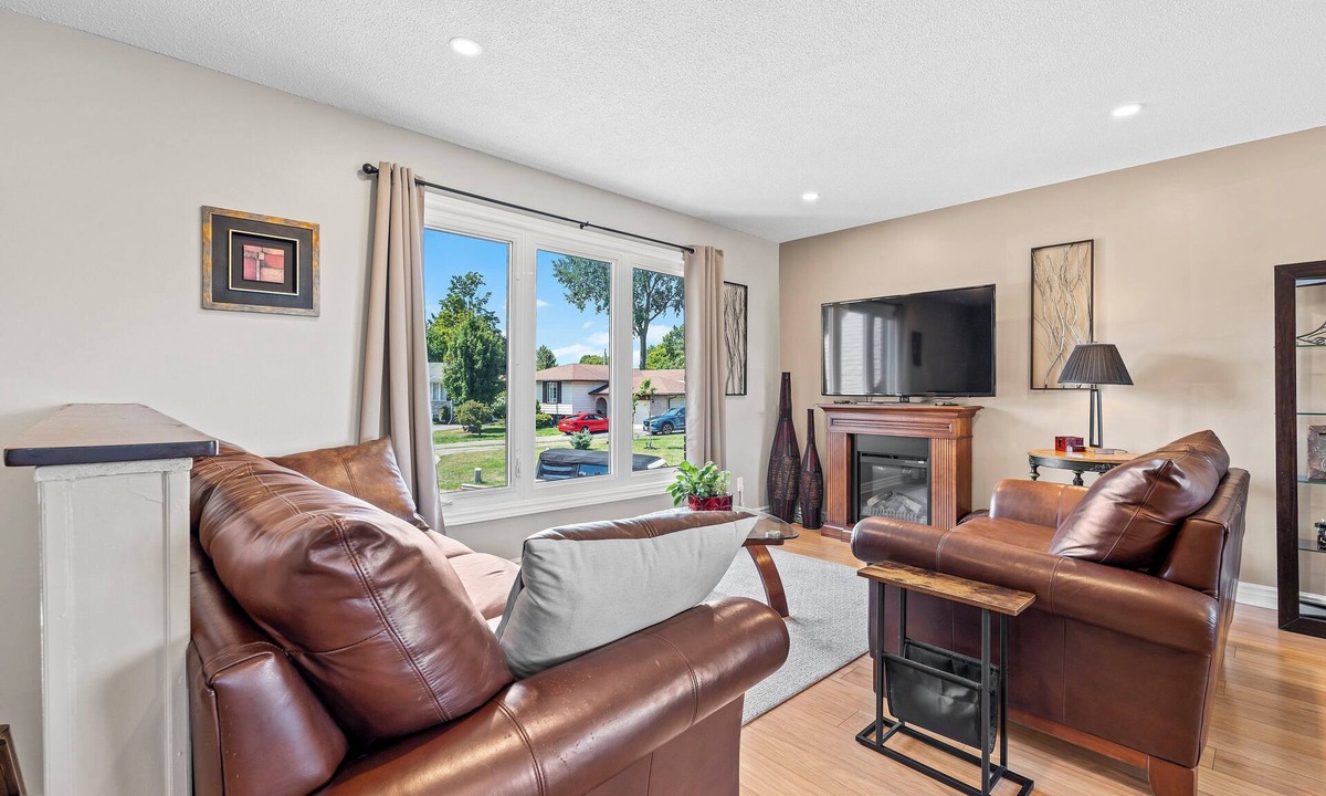 Amherstview House | Cozy, Quiet Home in Kingston. Short drive to Queen's University. Pet Friendly!