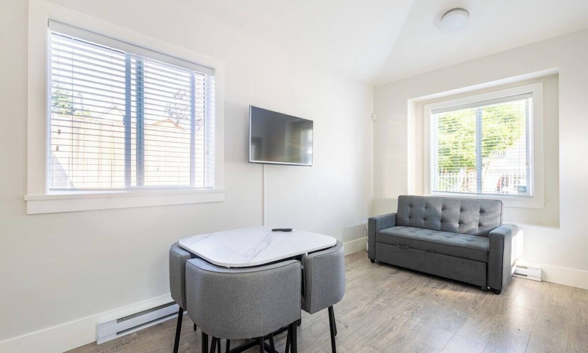 Riley Park House | Cozy & Relaxing Haven ~ Queen. Bed ~ Kitchen ~ Pkg!