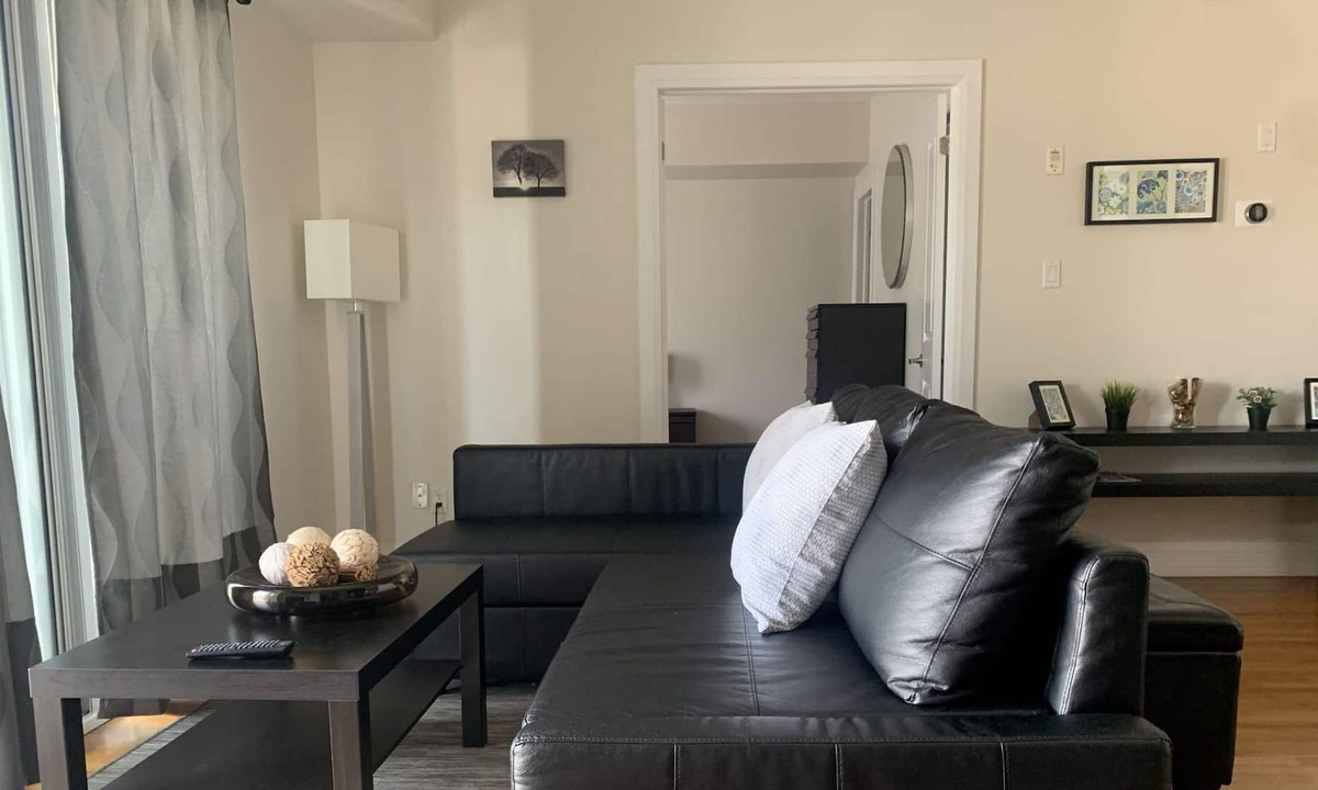Midtown Toronto Apartment | Cozy & Spacious Comfortable Loft Suite + Free Parking
