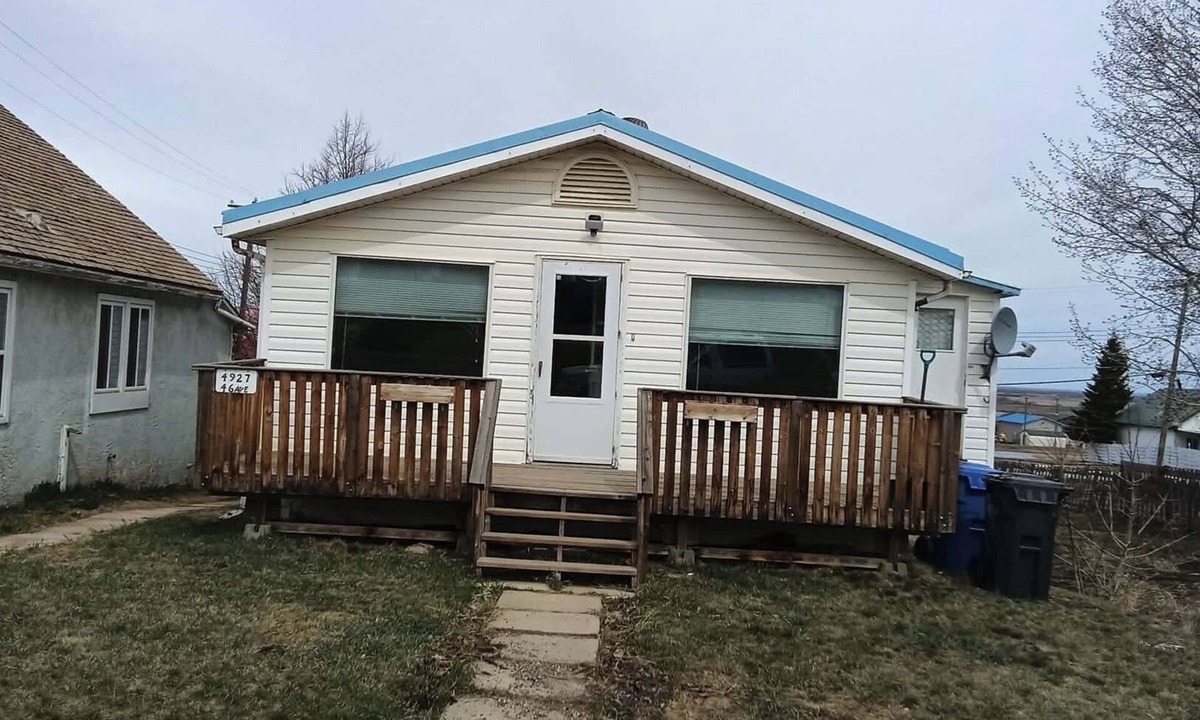 Spirit River House | cozy stay in Spirit River, near shops and Dunvegan Provincial Park.