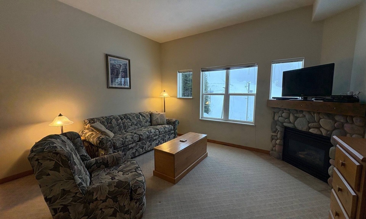 Silver Star Mountain Condo | Cozy top floor fully-equipped Creekside studio condo w/views, near trails