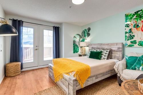 Canmore Apartment | Cozy Tropical Vibe Haven in Canmore near Banff