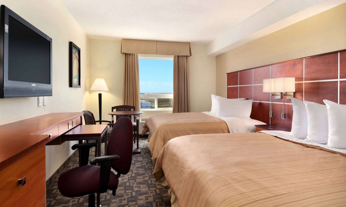 Clairmont Hotel | Days Inn by Wyndham Grande Prairie