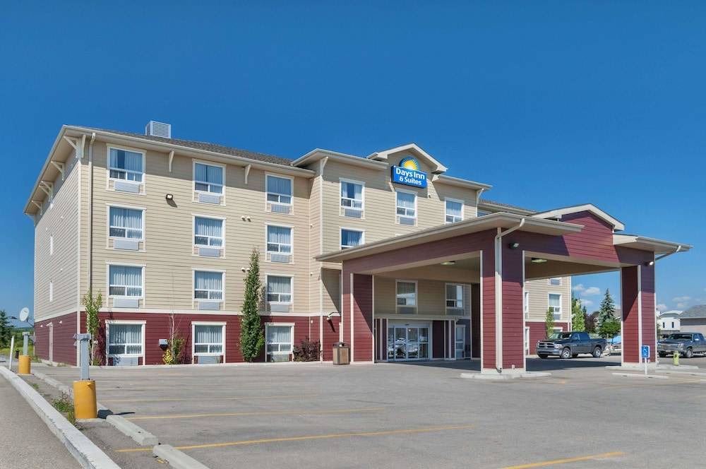 Cochrane Hotel | Days Inn & Suites by Wyndham Cochrane