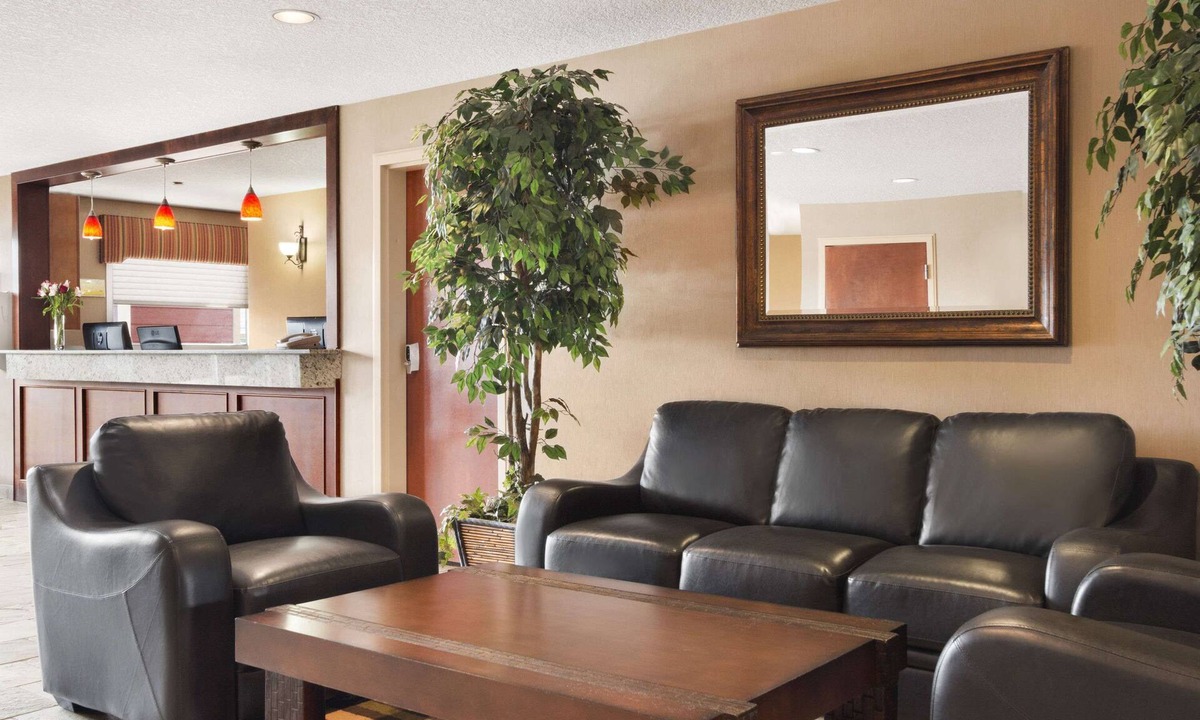 Cochrane Hotel | Days Inn & Suites by Wyndham Cochrane