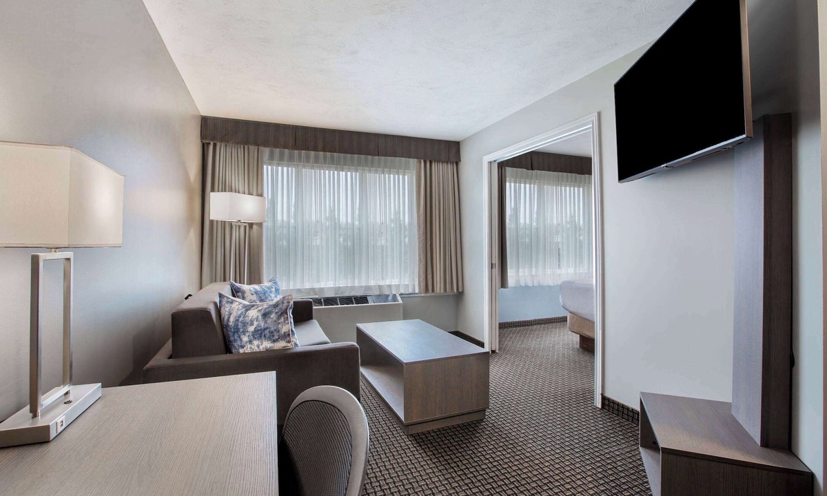 Moncton Hotel | Days Inn & Suites by Wyndham Moncton